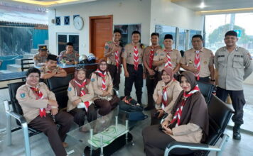 Pramuka Saka Bhayangkara Polres Lingga Berbagi Takjil