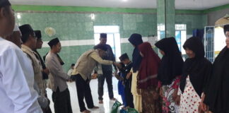 Pimpinan Wilayah DMI Lingga Berbagi Bahan Pangan Kampung Lundang Desa Sekanah