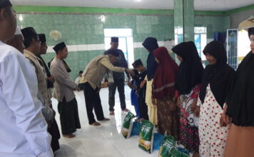 Pimpinan Wilayah DMI Lingga Berbagi Bahan Pangan Kampung Lundang Desa Sekanah