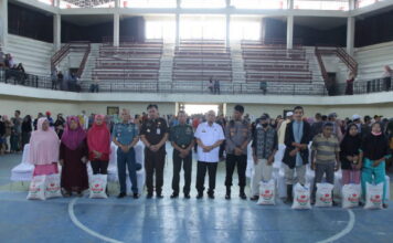 Sekretaris Daerah Kabupaten Asahan Serahkan Bantuan Beras Kepada Kaum Dhu’afa