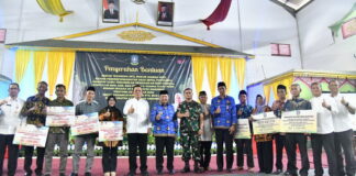 Gubernur Ansar Serahkan Bantuan Insentif di Anambas