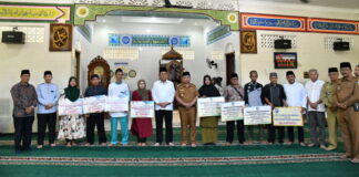 Silaturahmi Dengan Masyarakat Desa Ladan di Palmatak, Gubernur Ansar Serahkan Sejumlah Bantuan