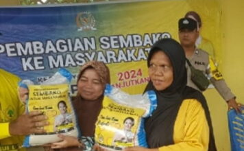 Berkah Ramadhan, Cen Sui Lan Bagikan Paket Beras di Senayang Lingga
