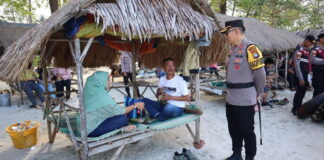 Lebaran Ke-3, Kapolres Bintan Tinjau Langsung Kegiatan Masyarakat di Pantai Trikora