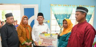 Gubernur Ansar Serahkan Bantuan RT, RW, Posyandu, BPD dan Penyuluh Agama di Kecamatan Senayang