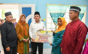 Gubernur Ansar Serahkan Bantuan RT, RW, Posyandu, BPD dan Penyuluh Agama di Kecamatan Senayang