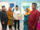 Gubernur Ansar Serahkan Bantuan RT, RW, Posyandu, BPD dan Penyuluh Agama di Kecamatan Senayang