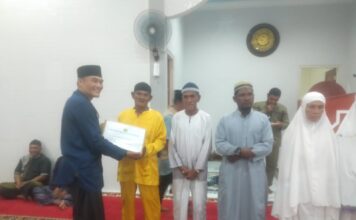 Safari Ramadhan di Masjid Al-Qo’naah, Camat Senayang Serahkan Bantuan Paket Sembako