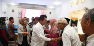 Bantu Penuhi Kebutuhan Masyarakat Selama Puasa, Gubernur Ansar Serahkan 1.300 Paket Sembako di Lingga