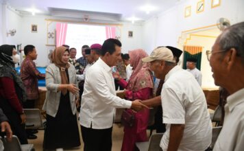 Bantu Penuhi Kebutuhan Masyarakat Selama Puasa, Gubernur Ansar Serahkan 1.300 Paket Sembako di Lingga