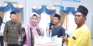 Kunker Ke Lingga, Gubernur Ansar Serahkan Sejumlah Bantuan