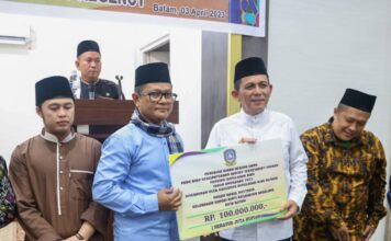 Safari Ramadhan Gubernur Ansar ke Masjid Darul Muttaqin Sagulung Batam