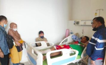Hadi Candra dan Ilyas Sabli Anggota DPRD Kepri Jenguk Korban Longsor Serasan di RSUD Dr. Soedarso Pontianak Kalbar
