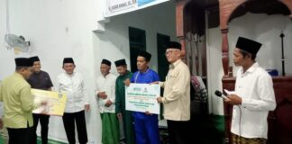 Safari Ramadhan di Desa Cemaga Selatan, Gubernur Ansar Serahkan Bantuan