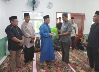Safari Ramadhan di Surau Raudhatul Jannah Dabo Lama, Bupati M Nizar Serahkan Bantuan