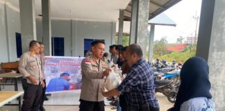 Kapolres Kepulauan Anambas Salurkan Bansos Kepada Masyarakat yang Membutuhkan
