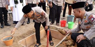 Kapolres Lingga Lakukan Peletakan Batu Pertama Pembangunan Masjid Al-Munawwar