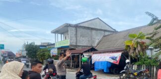 Antisipasi Kemacetan, Personil Satsamapta Polres Lingga Lakukan Pengaturan Arus Lalu Lintas di Pasar Tumpah Ramadhan