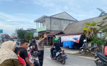 Antisipasi Kemacetan, Personil Satsamapta Polres Lingga Lakukan Pengaturan Arus Lalu Lintas di Pasar Tumpah Ramadhan