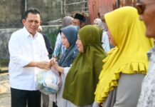 Gubernur Ansar Serahkan Bantuan Sosial Untuk Warga Tanjung Unggat