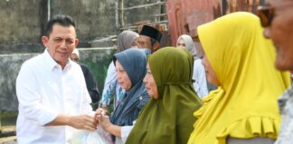 Gubernur Ansar Serahkan Bantuan Sosial Untuk Warga Tanjung Unggat