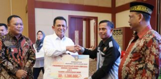 Gubernur Ansar Serahkan Berbagai Bantuan dan Insentif Untuk Masyarakat Tanjungpinang