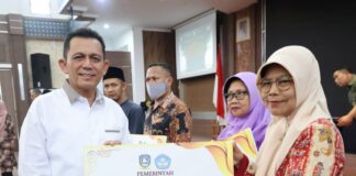 Gubernur Ansar Serahkan Bantuan Insentif Berbagai Komponen Masyarakat di Karimun