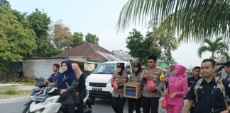 Bersama Ketua Bhayangkari, Kapolres Natuna Bagikan Takjil ke Pengguna Jalan