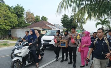 Bersama Ketua Bhayangkari, Kapolres Natuna Bagikan Takjil ke Pengguna Jalan