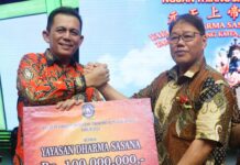 Gubernur Ansar Serahkan Hibah Rp100 Juta Untuk Yayasan Dharma Sasana Senggarang