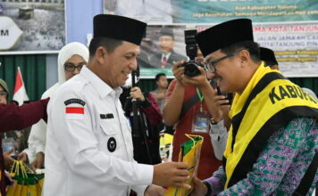 Lepas JCH Kloter 1 di Embarkasi Batam, Gubernur Ansar Doakan Jamaah Menjadi Haji Mabrur