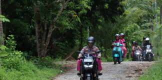 Naik Motor, Kapolres Natuna Bersama Ketua Bhayangkari Sapa Warga Kurang Mampu Serahkan Sembako