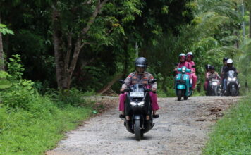 Naik Motor, Kapolres Natuna Bersama Ketua Bhayangkari Sapa Warga Kurang Mampu Serahkan Sembako