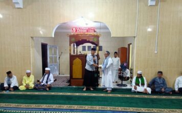 Bupati Natuna Serahkan Paket Sembako Duafa di Desa Ceruk