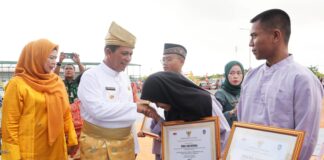 Peringatan Hardiknas, Gubernur Ansar Serahkan Penghargaan Kepada Siswa Berprestasi Tingkat Nasional
