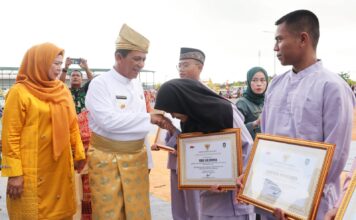 Peringatan Hardiknas, Gubernur Ansar Serahkan Penghargaan Kepada Siswa Berprestasi Tingkat Nasional