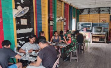 Komsos Bersama Masyarakat Binaan, Babinsa Ingatkan Untuk Selalu Bijak Dalam Bermedsos