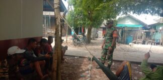 Melalui Komsos Serda Syaifullah Ajak Warga Jaga Kebersihan Lingkungan