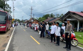 Polsek Daik Lingga Terjunkan Personil Untuk Amankan Keberangkatan CJH Asal Lingga