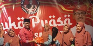 Ketua DPRD Batam Nuryanto Bagikan Ratusan Paket Sembako untuk Warga Bengkong