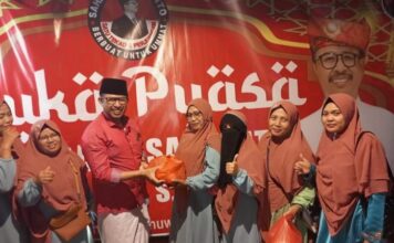 Ketua DPRD Batam Nuryanto Bagikan Ratusan Paket Sembako untuk Warga Bengkong