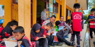 Brigadir Mudianto Bawakan Buku Perpustakaan Keliling Untuk Anak- anak Desa