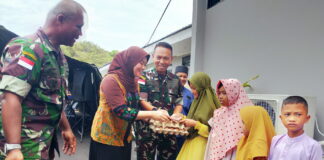 Jum’at Berkah, Danlanud RSA Natuna Berbagi Paket Sembako dan Pengobatan Gratis