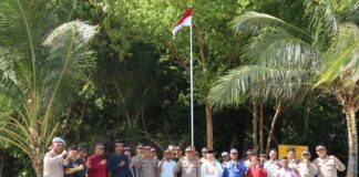 Sempena HUT Bhayangkara ke 77, Polsek Bintan Timur Kibarkan Bendera Merah Putih di Pulau Terluar
