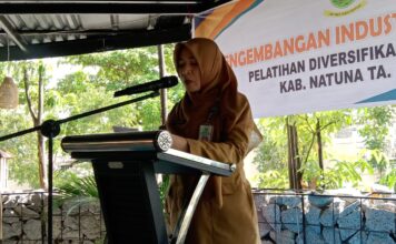 Sri Riawati Ajak Ibu-ibu Kembangan Industri Rumahan