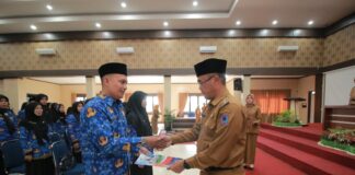 Pj Wali Kota Payakumbuh Serahkan SK Ratusan Tenaga Pendidik dan Nakes
