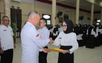 Wabup Natuna Serahkan SK P3K Tenaga Kesehatan