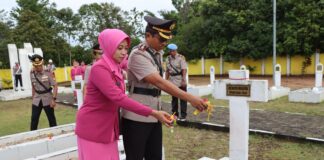Peringati Hari Bhayangkara ke-77, Polres Natuna Gelar Upacara Ziarah TMP dan Tabur Bunga