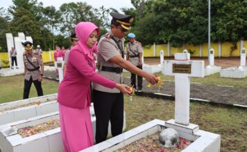 Peringati Hari Bhayangkara ke-77, Polres Natuna Gelar Upacara Ziarah TMP dan Tabur Bunga