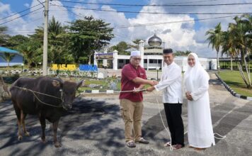 Usai Sholat Idul Adha, Danlanud RSA Natuna Serahkan Hewan Kurban dari Kasau